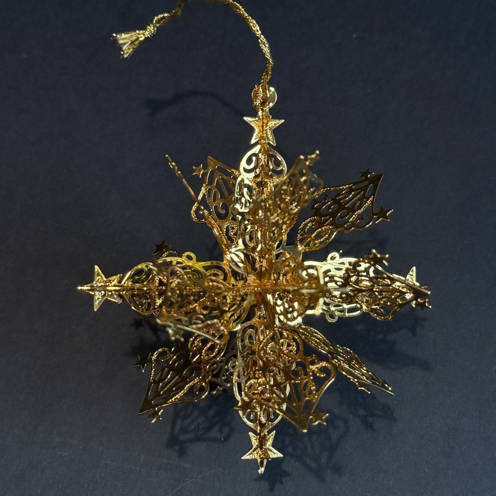Baldwin‎ 2002 Lyrical Snowflake
Christmas Ornament Limited Edition
Beautiful